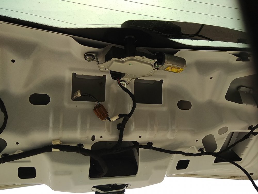 тех отверстия, через них трубчатым ключом.jpg